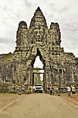 Porte monumentale ornée d'un immense visage d'un des quatre Grands Rois du panthéon hindouiste - Cité d'Angkor Thom - Cambodge