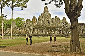 Le Bayon (ou Bayuan) Temple montagne vu depuis la route - Cité d'Angkor Thom - Cambodge