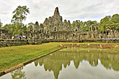 Le Bayon (ou Bayuan) Temple montagne derrière la grande mare royale "Sras Srei" - Cité d'Angkor Thom - Cambodge
