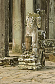 Statue décapitée dans le temple du Bayon - Cité d'Angkor Thom - Cambodge