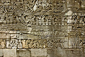 Fresques de la galerie Sud témoignant de la vie quotidienne des Khmers au 12ème siècle: pêche, chasse, combats de cochons, scènes de marché, etc. dans le temple du Bayon - Cité d'Angkor Thom - Cambodge