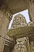 Passage sous une tour aux 4 visages dans le temple du Bayon - Cité d'Angkor Thom - Cambodge
