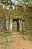 Porte dans l'enceinte du temple du Baphûon, également appelé montagne d'or - Cité d'Angkor Thom - Cambodge