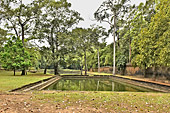 Bassin rectangulaire appelé "Sras Srei", proche du temple royal Phimeanakas dans l'enceinte de la cité d'Angkor Thom - Cambodge