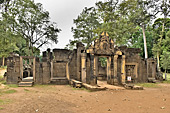 "Gopura" de la première enceinte (Construction par laquelle on pénètre dans les enceintes successives d'un temple) - Temple Banteay Srei - Cambodge