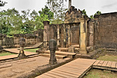 "Gopura" de la première enceinte (Construction par laquelle on pénètre dans les enceintes successives d'un temple) - Temple Banteay Srei - Cambodge