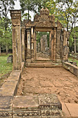 "Gopura" de la première enceinte (Construction par laquelle on pénètre dans les enceintes successives d'un temple) - Temple Banteay Srei - Cambodge