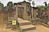 "Gopura" de la première enceinte (Construction par laquelle on pénètre dans les enceintes successives d'un temple) - Temple Banteay Srei - Cambodge