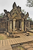 "Gopura" de la deuxième enceinte (Construction par laquelle on pénètre dans les enceintes successives d'un temple) - Temple Banteay Srei - Cambodge