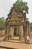 "Gopura" de la deuxième enceinte (Construction par laquelle on pénètre dans les enceintes successives d'un temple) - Temple Banteay Srei - Cambodge