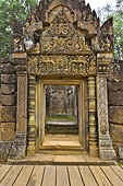 "Gopura" de la deuxième enceinte (Construction par laquelle on pénètre dans les enceintes successives d'un temple) - Temple Banteay Srei - Cambodge