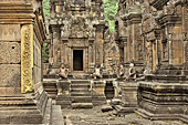 Au centre du sanctuaire, les gardiens du "Mandapa" - Temple Banteay Srei - Cambodge
