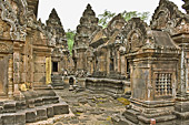 Au centre du sanctuaire, les gardiens du "Mandapa" - Temple Banteay Srei - Cambodge