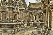 Au centre du sanctuaire, les gardiens du "Mandapa" - Temple Banteay Srei - Cambodge