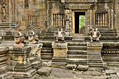 Au centre du sanctuaire, les gardiens du "Mandapa" - Temple Banteay Srei - Cambodge