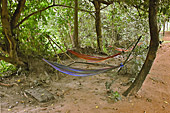 Quelques hamacs pour se reposer sur le long chemin dans la forêt pour accéder au temple - Temple Ta Prohm - Cambodge