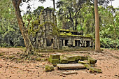 Ruines sur le long chemin dans la forêt pour accéder au temple - Temple Ta Prohm - Cambodge