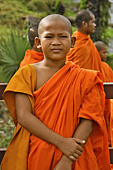 Enfant bonze se promenant dans le parc - Angkor Vat - Cambodge