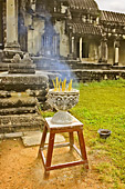 Vasque de bâtons d'encens devant le temple - Angkor Vat - Cambodge