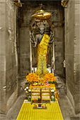 Grande statue du dieu hindou Shiva, divinité à 8 bras sous un parasol - Angkor Vat - Cambodge