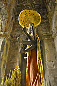 Grande statue du dieu hindou Shiva, divinité à 8 bras sous un parasol - Angkor Vat - Cambodge