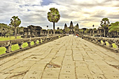 Le temple depuis la "voie sacrée" au lever du jour - Angkor Vat - Cambodge
