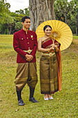 Couple en tenues traditionnelles dans le parc - Angkor Vat - Cambodge