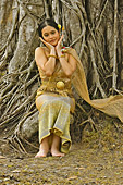 Jeune femme cambodgienne assise dans le parc - Angkor Vat - Cambodge