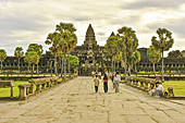 Le temple depuis la "voie sacrée" au lever du jour - Angkor Vat - Cambodge