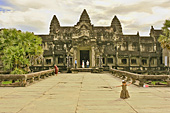 Gopura (entrée principale) à la fin de la "voie sacrée" - Angkor Vat - Cambodge