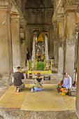 Salle de prières devant un autel à l'intérieur du temple - Angkor Vat - Cambodge