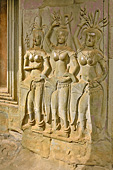 Murs ornés de "Devatas" (Nymphes célestes aux torses nus) - Angkor Vat - Cambodge