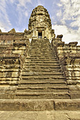 Grand escalier menant au sanctuaire central avec la troisième enceinte - Angkor Vat - Cambodge