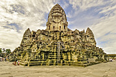 Tour d'angle du sanctuaire central avec la troisième enceinte - Angkor Vat - Cambodge
