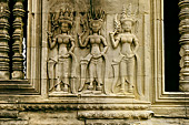 Murs ornés de "Devatas" (Nymphes célestes aux torses nus) - Angkor Vat - Cambodge