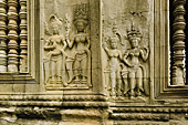Murs ornés de "Devatas" (Nymphes célestes aux torses nus) - Angkor Vat - Cambodge