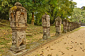Allée monumentale soulignée de bornes jadis sculptées de bouddhas - Temple de Preah Khan - Cambodge