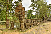 Balustrade avec des "asuras" (démons) et un naga géant (serpent mythologique multicéphale).- Temple de Preah Khan - Cambodge