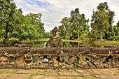 Pont pour enjamber la douve avec des "devas" (anges) - Temple de Preah Khan - Cambodge