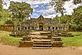"Hall de danse", édifice cruciforme entouré de galeries sur piliers et décoré de belles "apsaras" sculptées - Temple de Preah Khan - Cambodge