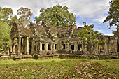 "Hall de danse", édifice cruciforme entouré de galeries sur piliers et décoré de belles "apsaras" sculptées - Temple de Preah Khan - Cambodge