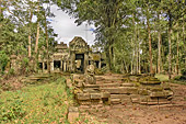 "Hall de danse", édifice cruciforme entouré de galeries sur piliers et décoré de belles "apsaras" sculptées - Temple de Preah Khan - Cambodge
