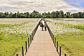Traversée du "baray" (réservoir) de Preah Khan - Temple de Neak Pean - Cambodge