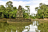 Le temple au milieu d'une petite île circulaire de 14 mètres de diamètre - Temple de Neak Pean - Cambodge