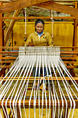 Tissage de la soie dans le centre d'incubation "Satcha" - Siem Reap - Cambodge
