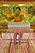 Tissage de la soie dans le centre d'incubation "Satcha" - Siem Reap - Cambodge