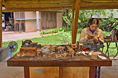 Travail du bois dans le centre d'incubation "Satcha" - Siem Reap - Cambodge