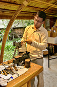 Travail du bois dans le centre d'incubation "Satcha" - Siem Reap - Cambodge