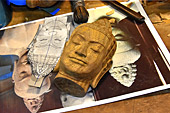 Travail du bois, tête de Bouddha dans le centre d'incubation "Satcha" - Siem Reap - Cambodge