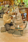 Travail de la pierre dans le centre d'incubation "Satcha" - Siem Reap - Cambodge